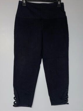 😎Women’s Suave Black Capri Leggings with Lattice Hem Detail